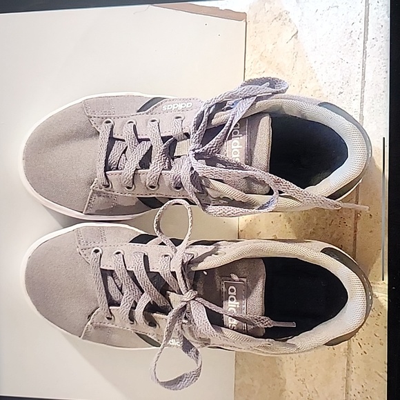 Like New!! Adidas Sneakers Unisex, Woman's Sz 5 in tag - Picture 2 of 11